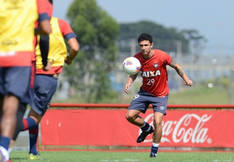 Sem Walter e Nikão, Atlético-PR deve repetir o time contra J. Malucelli
