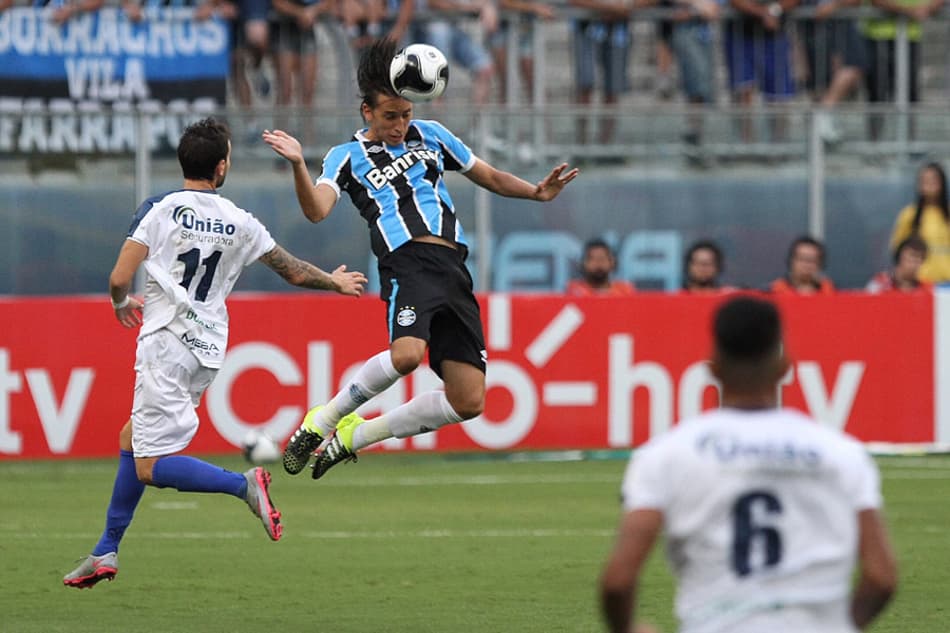 Grêmio para no goleiro adversário, leva dois e perde para o São José