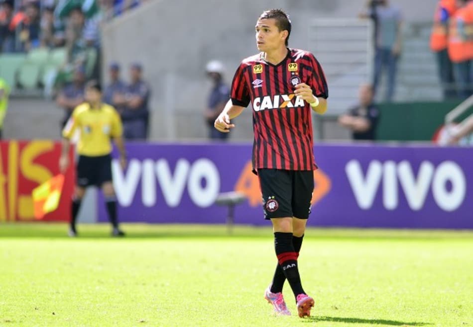 Daniel Hernández deixa Atlético-PR e retorna ao Once Caldas