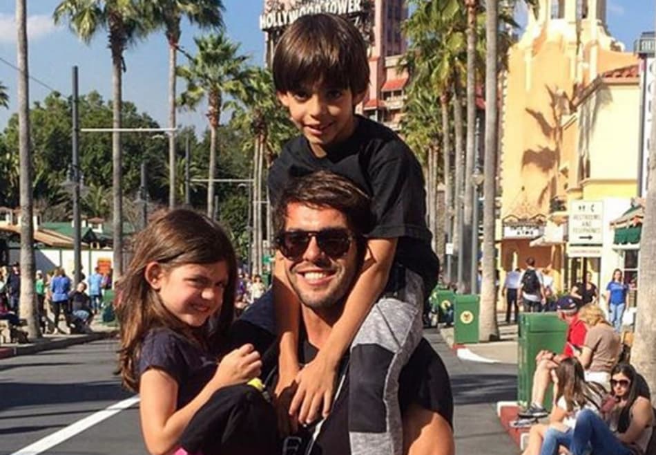 Fora de Campo: Kaká se diverte na Disney com os filhos Luca e Isabella