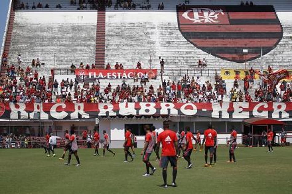 Força extra: torcida do Fla faz a festa em treino na véspera do clássico