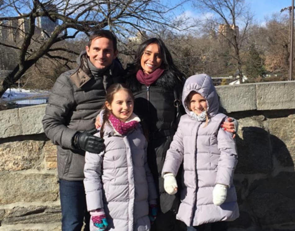 Frank Lampard passeia em Nova York com a esposa e as filhas