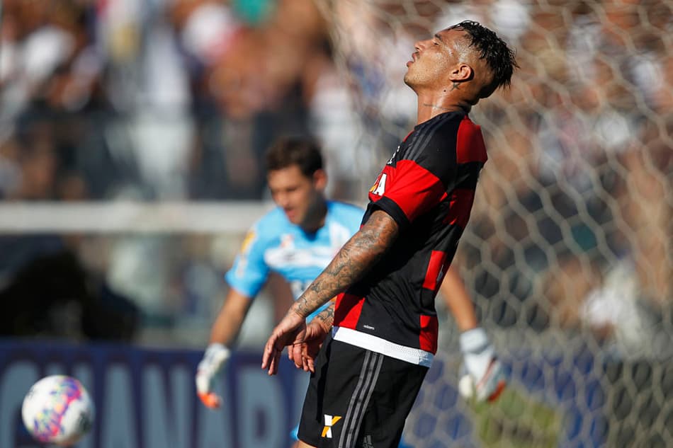 Erros de passe e gol em bola parada: clássico fez Flamengo reviver 2015