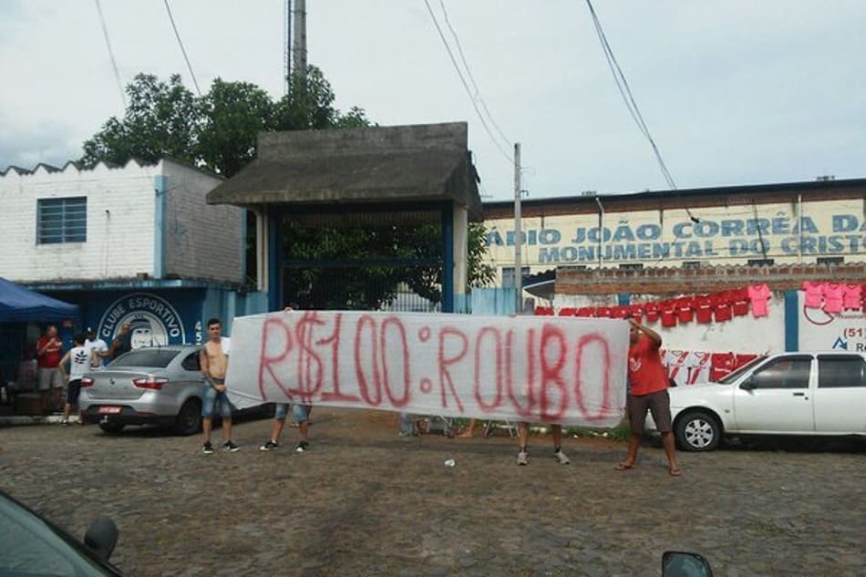 Preço de ingresso em jogo do Inter gera protesto no Cristo Rei