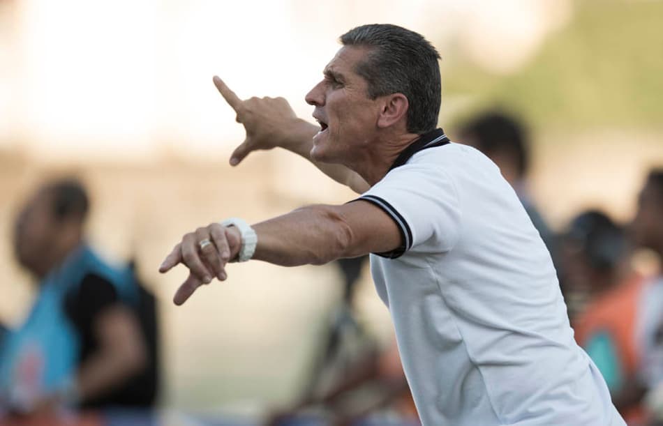 Feliz com manutenção dos 100%, Jorginho prega pés no chão no Vasco