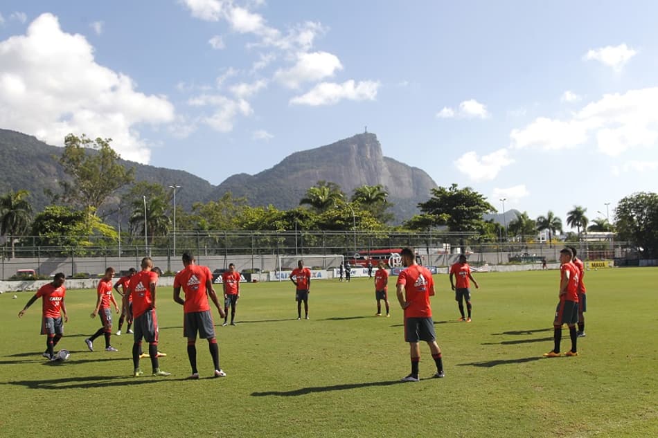Silêncio e trabalho: Flamengo treina com reservas após revés em clássico