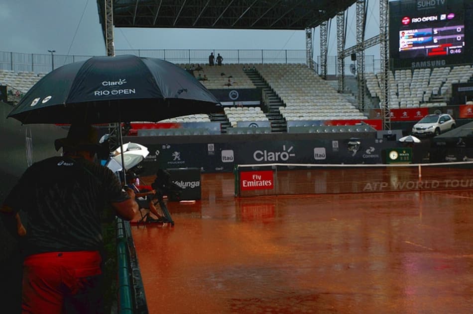 Chuva forte atrasa programação e alaga quadra do Aberto do Rio