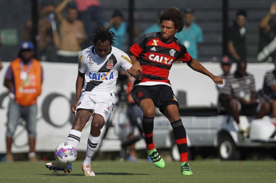 Andrezinho revela vontade em permanecer e brinca com caneta