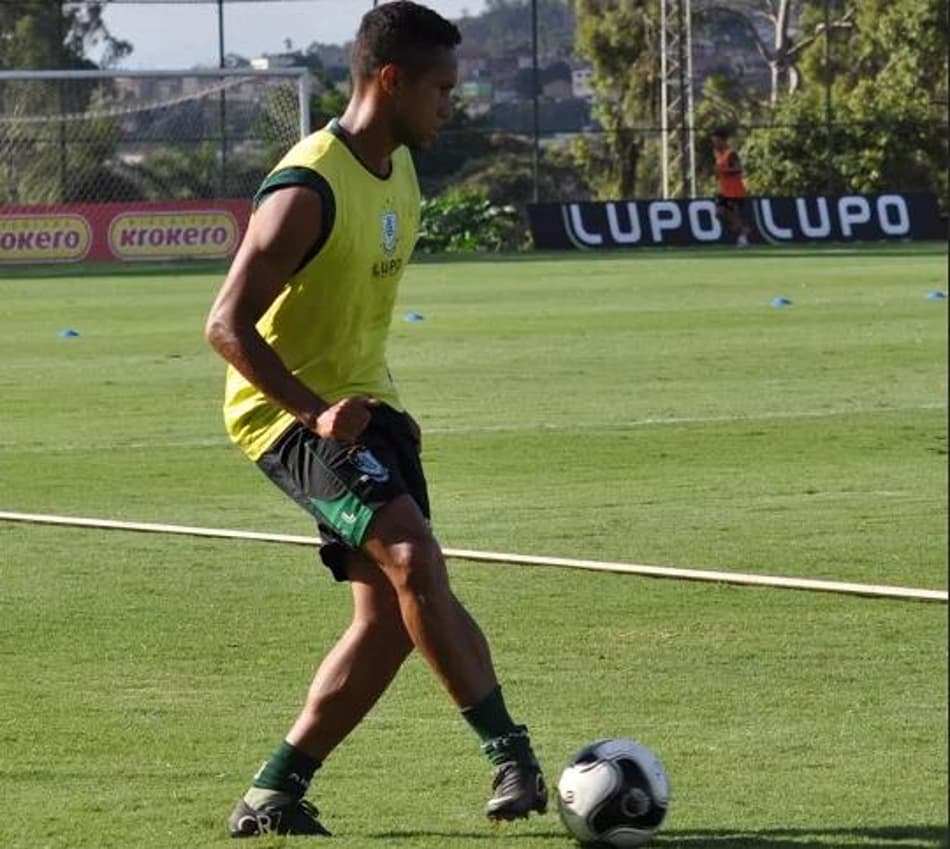 Jonas cobra ‘atenção máxima’ do América-MG para clássico de quinta