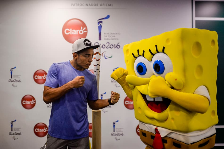 José Aldo marca presença em aberto de tênis no Rio e encara mascote