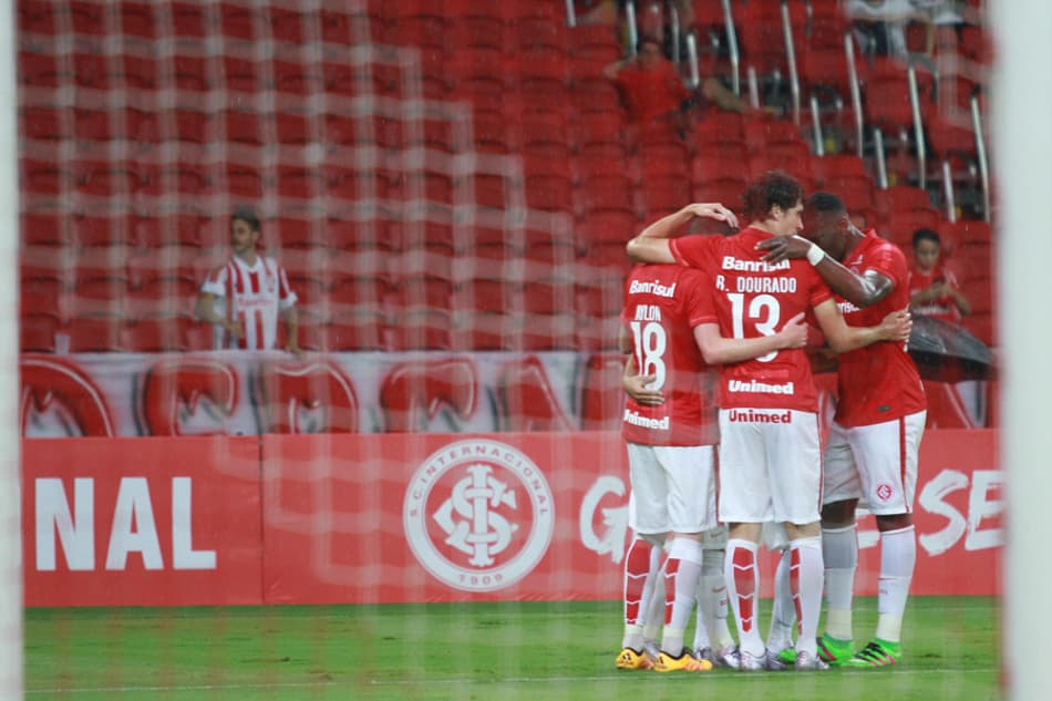Internacional goleia Avaí, assume liderança e fica a um empate da classificação na Primeira Liga