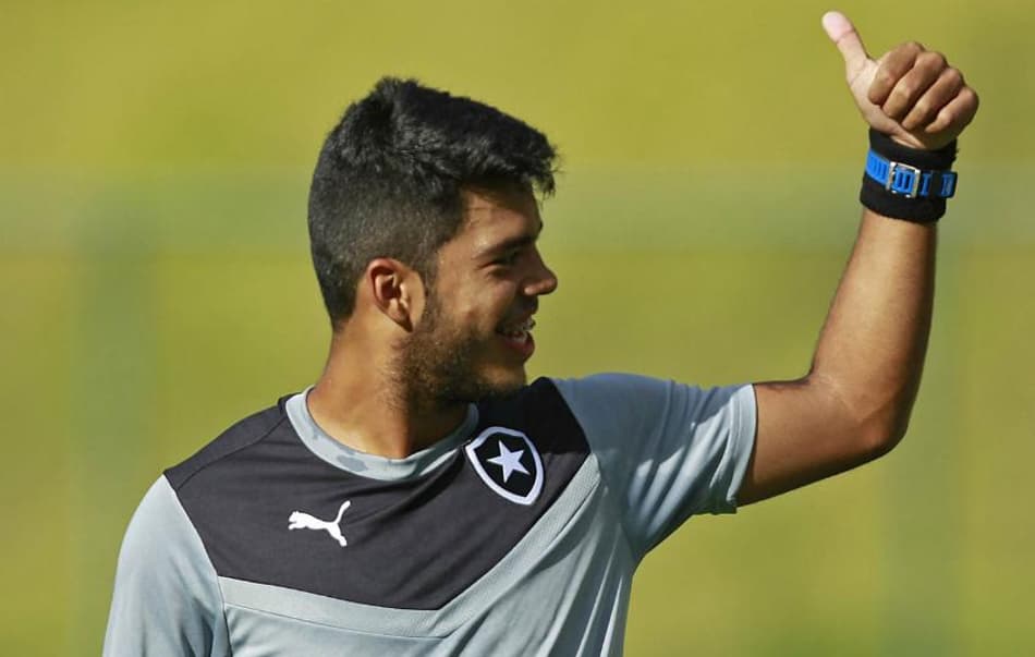 Leandro treina bem na semana, é testado no time e espera por chance