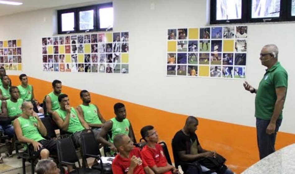 Jogadores do Nova Iguaçu assistem a palestra da Comissão de Arbitragem