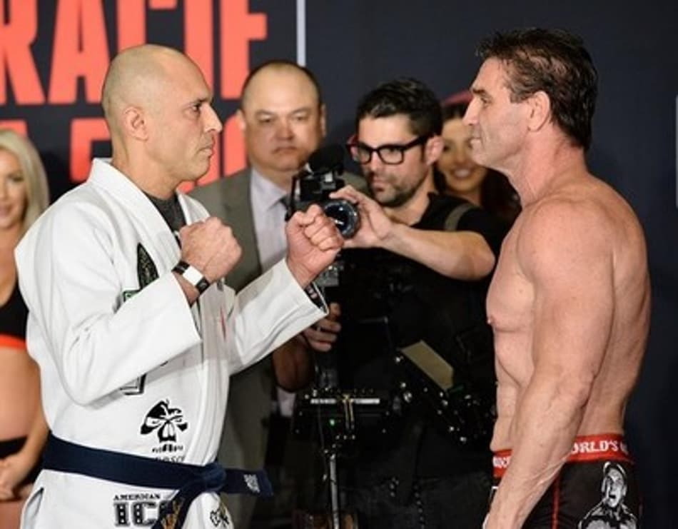 De quimono, Royce Gracie faz encarada séria com Ken Shamrock