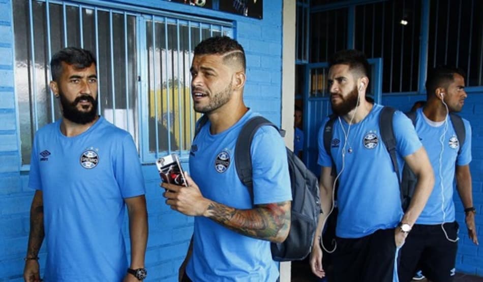 Grêmio desembarca em Porto Alegre após derrota no México