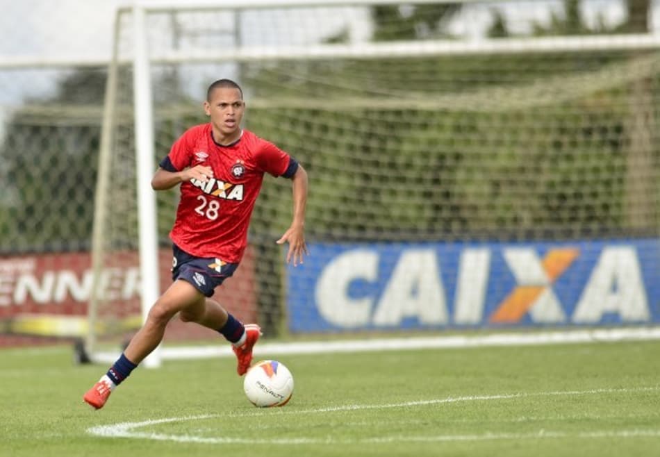 Marcos Guilherme perde vaga no Atlético-PR, mas ganha apoio de técnico