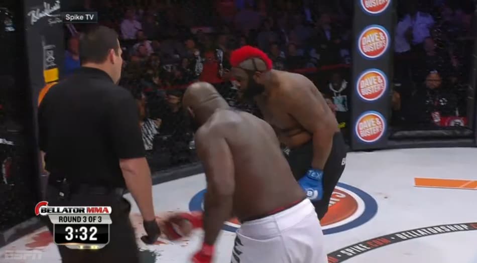 Dada 500 caiu no cage depois de Kimbo Slice errar um soco devido ao cansaço (FOTO: Reprodução)