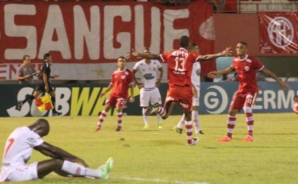Zagueiro festeja gol contra o Bangu, mas pede foco ao América