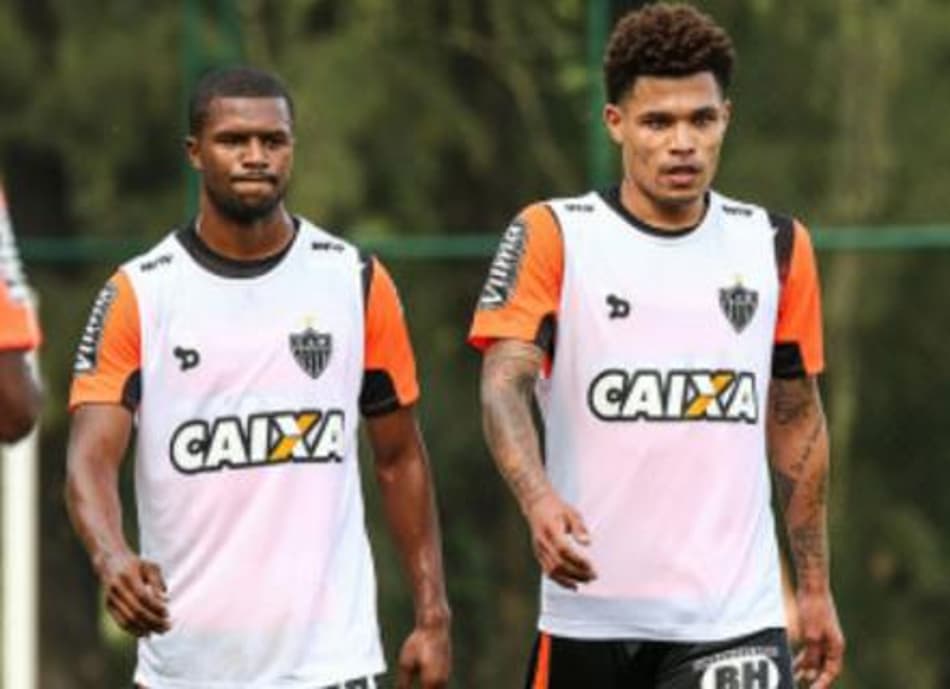 Improvisado na ponta direita, Urso é elogiado por técnico do Atlético-MG