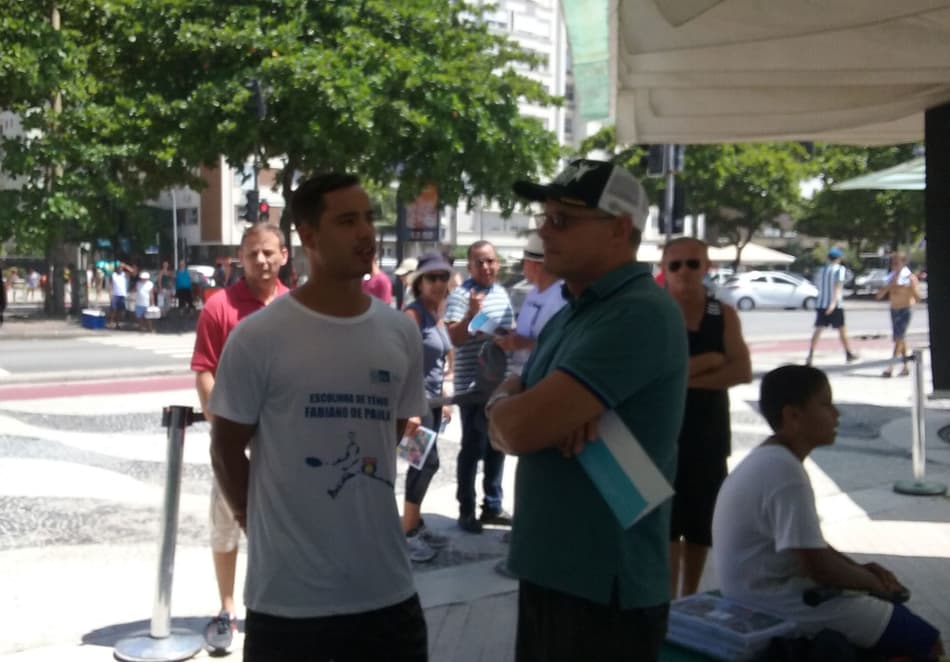 Crianças da Rocinha jogam tênis na praia com presença de Secretário de Segurança