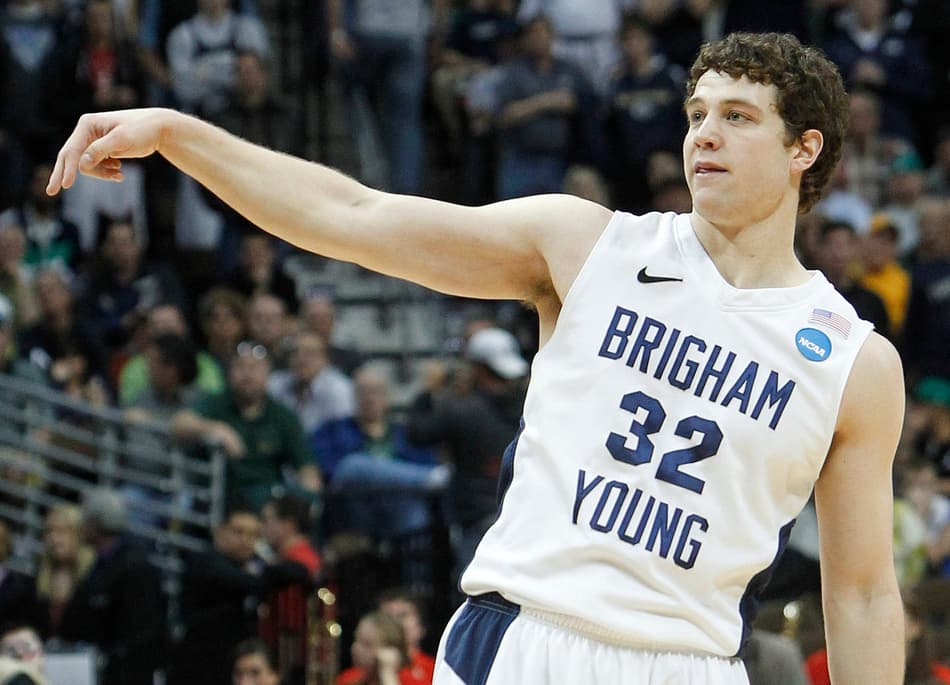 New York Knicks assina com ex-astro do basquete universitário