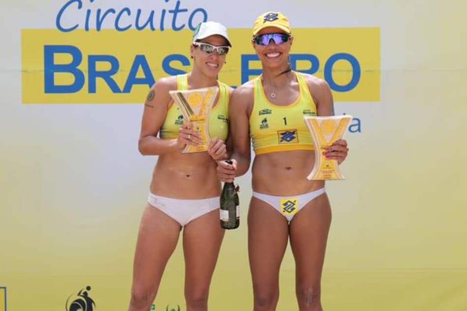 Taiana e Juliana contaram com o apoio da torcida (Foto: Matheus Vidal/CBV)