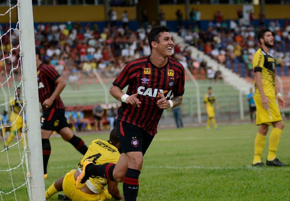 Em dia pouco inspirado, Atlético-PR empata com Cascavel fora de casa