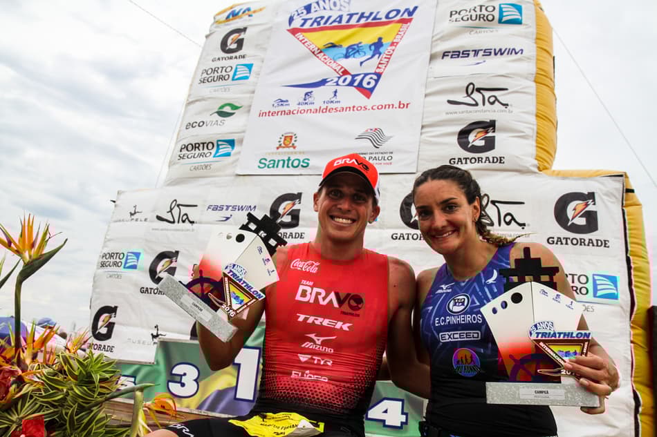 Marcus Fernandes e Ariane Monticeli conquistam torneio de triatlo em Santos