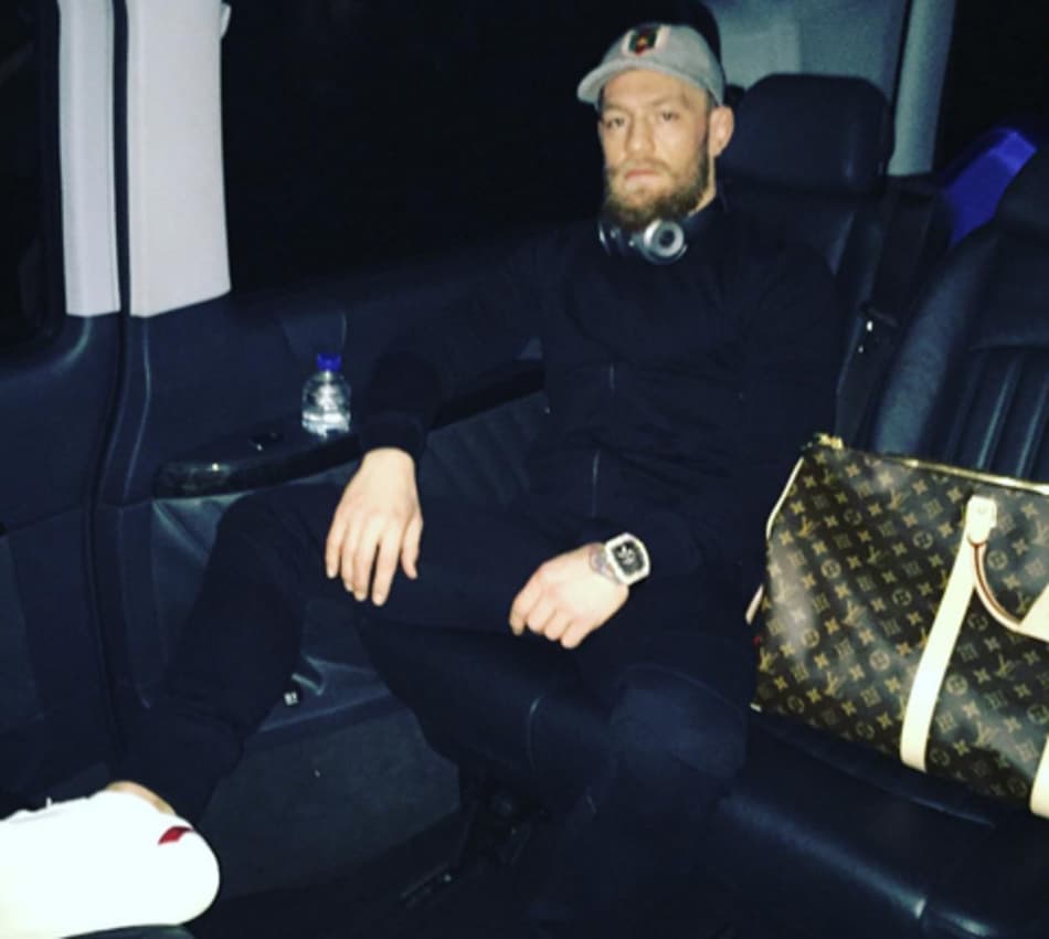 McGregor embarca rumo ao UFC 196 e deixa mensagem na internet