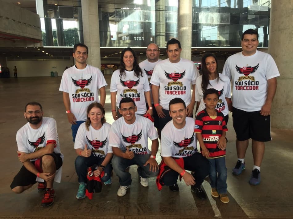 Sócios do Flamengo visitam gramado e vestiário do time em Brasília
