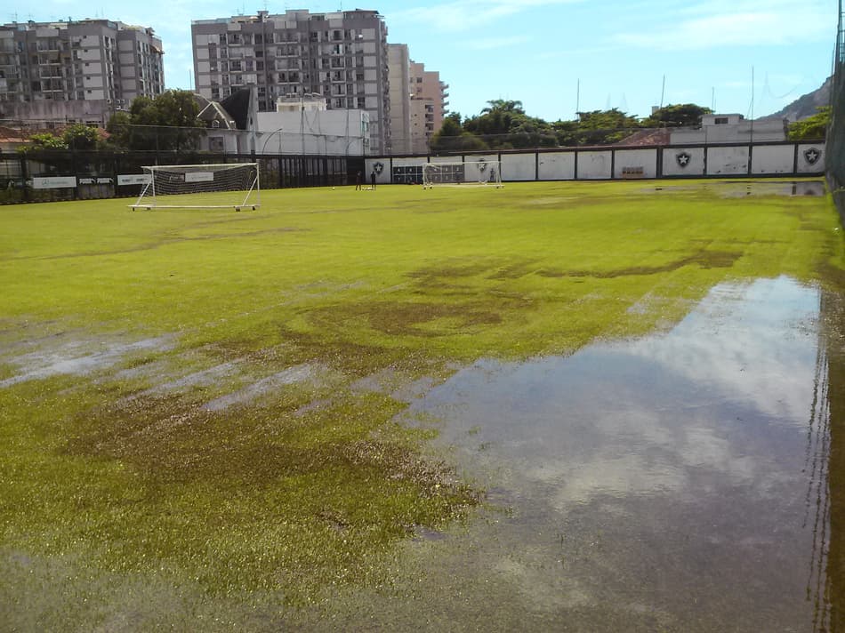 Com gramado alagado, Botafogo muda programação de treino