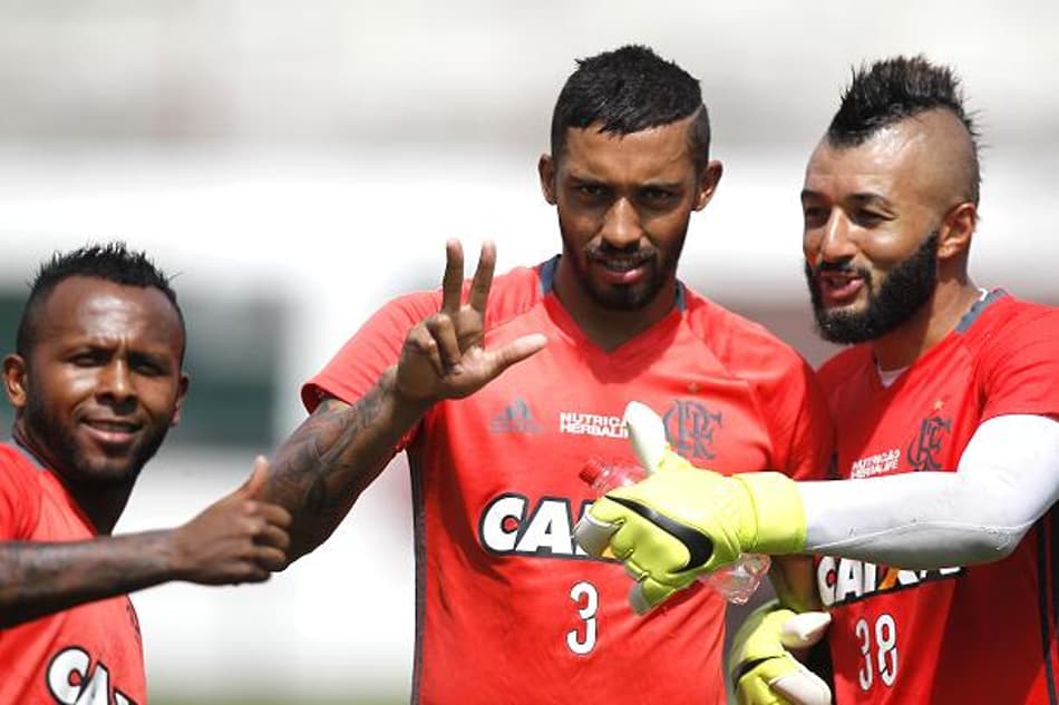 Titular no sábado, César Martins diz que ‘adotou’ companheiro de zaga