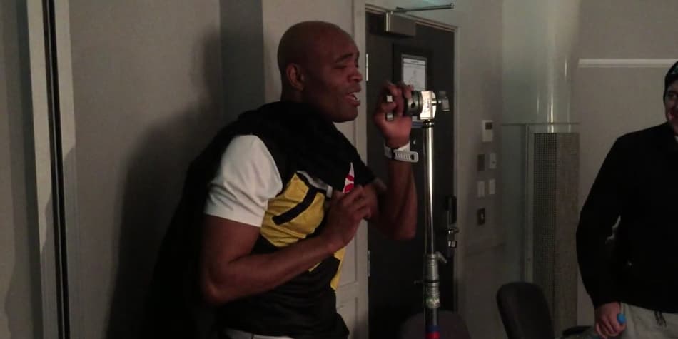 Antes de retorno, Spider solta a voz e canta pagode em vídeo na internet