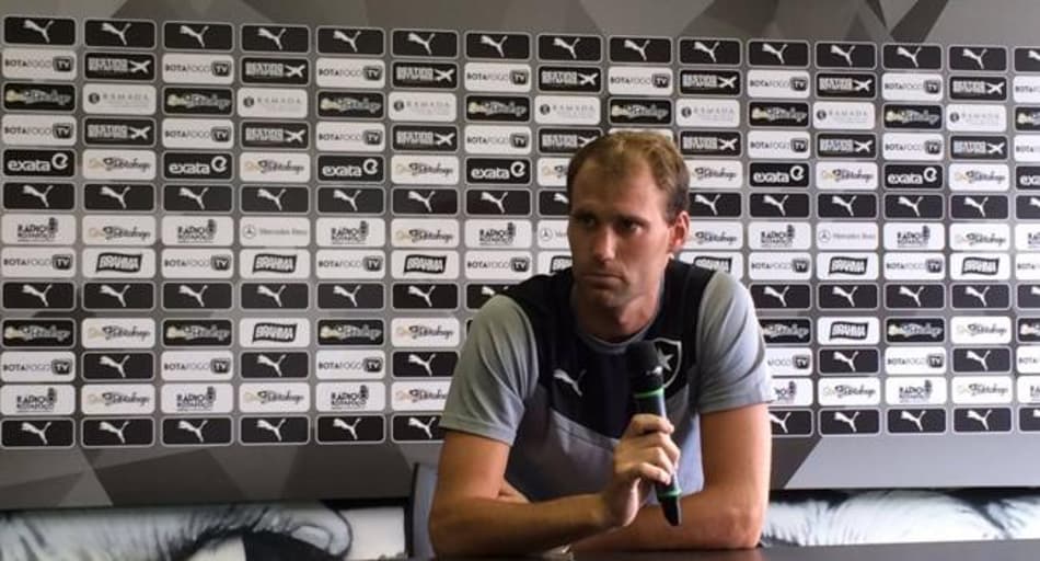 Contra o Flu, Joel Carli tem mais um desafio para se firmar como titular
