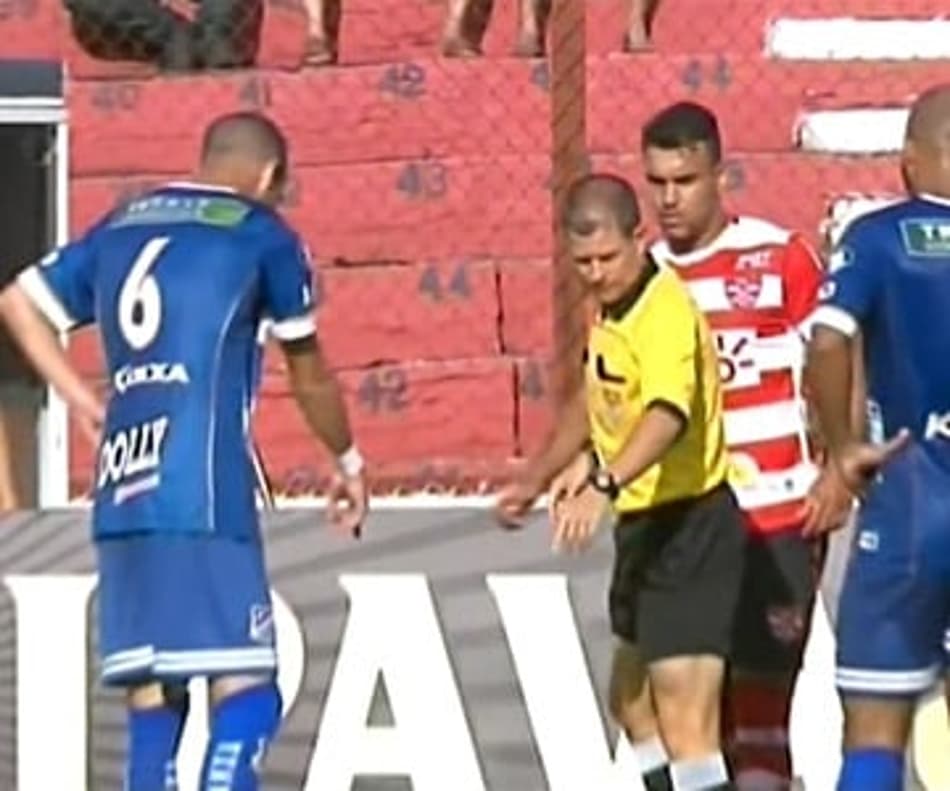 Em jogo invadido por cobra, Linense vence, e Pottker se isola na artilharia