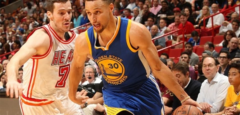 Curry e Thompson brilham na estreia de Varejão pelo Warriors