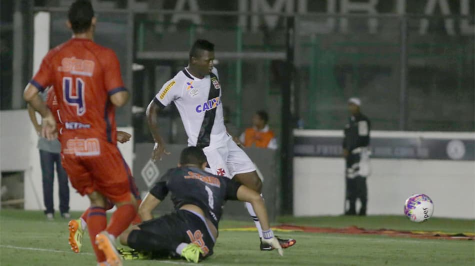 Artilheiro do Vasco, Riascos treina com bola e pode pegar o Flamengo