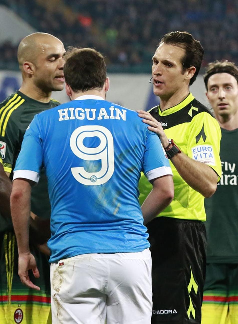 Torcida do Napoli quer se livrar de camisas com nome de Higuaín
