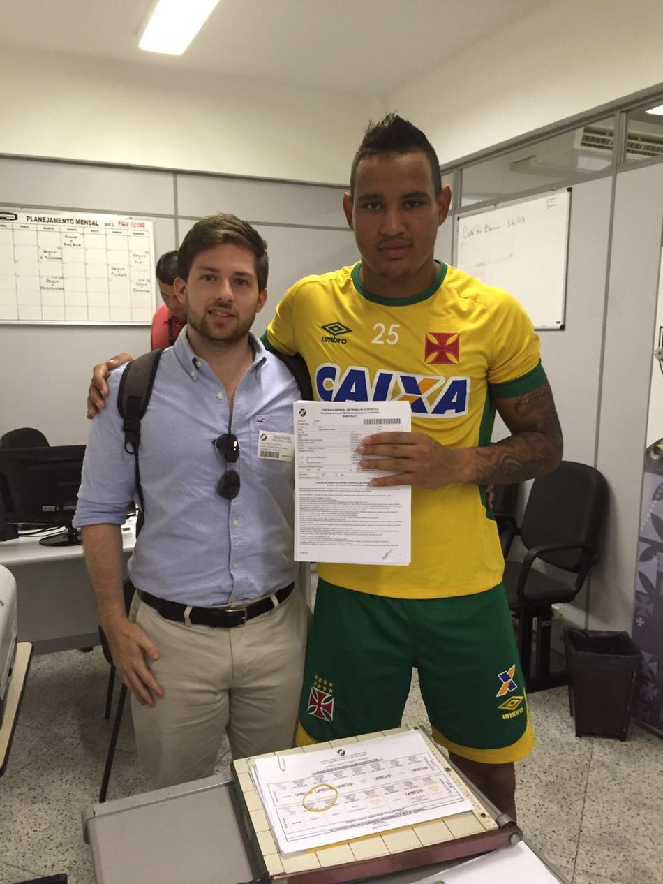 Vasco acerta renovação com o jovem goleiro Gabriel Felix até 2021