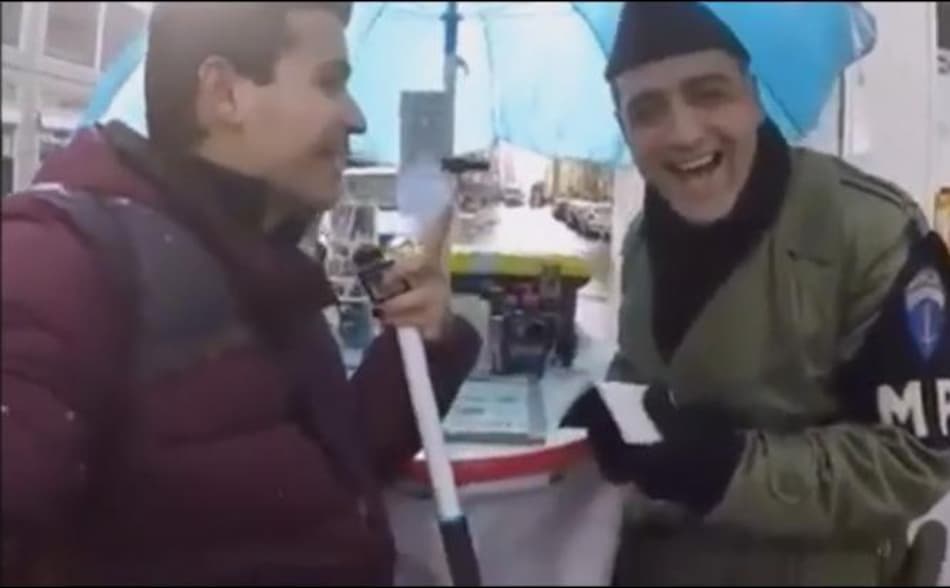 Policial alemão grita 'Vai, Corinthians' e tira onda com torcedor do São Paulo. Assista ao vídeo!