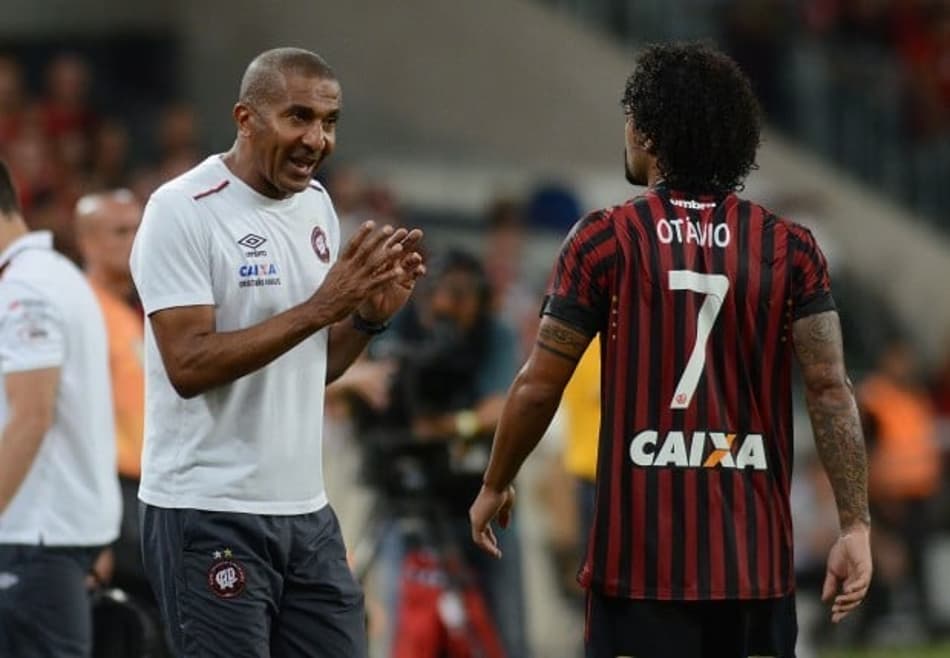 Técnico do Atlético-PR aponta o Paraná como favorito para o clássico