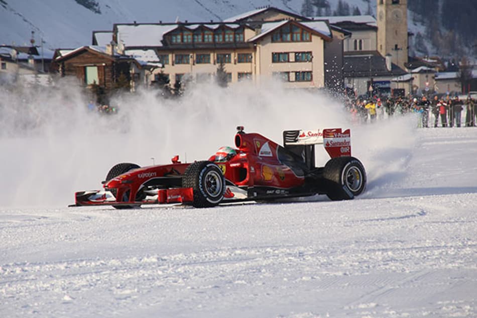 Fisichella faz exibição da Ferrari na neve