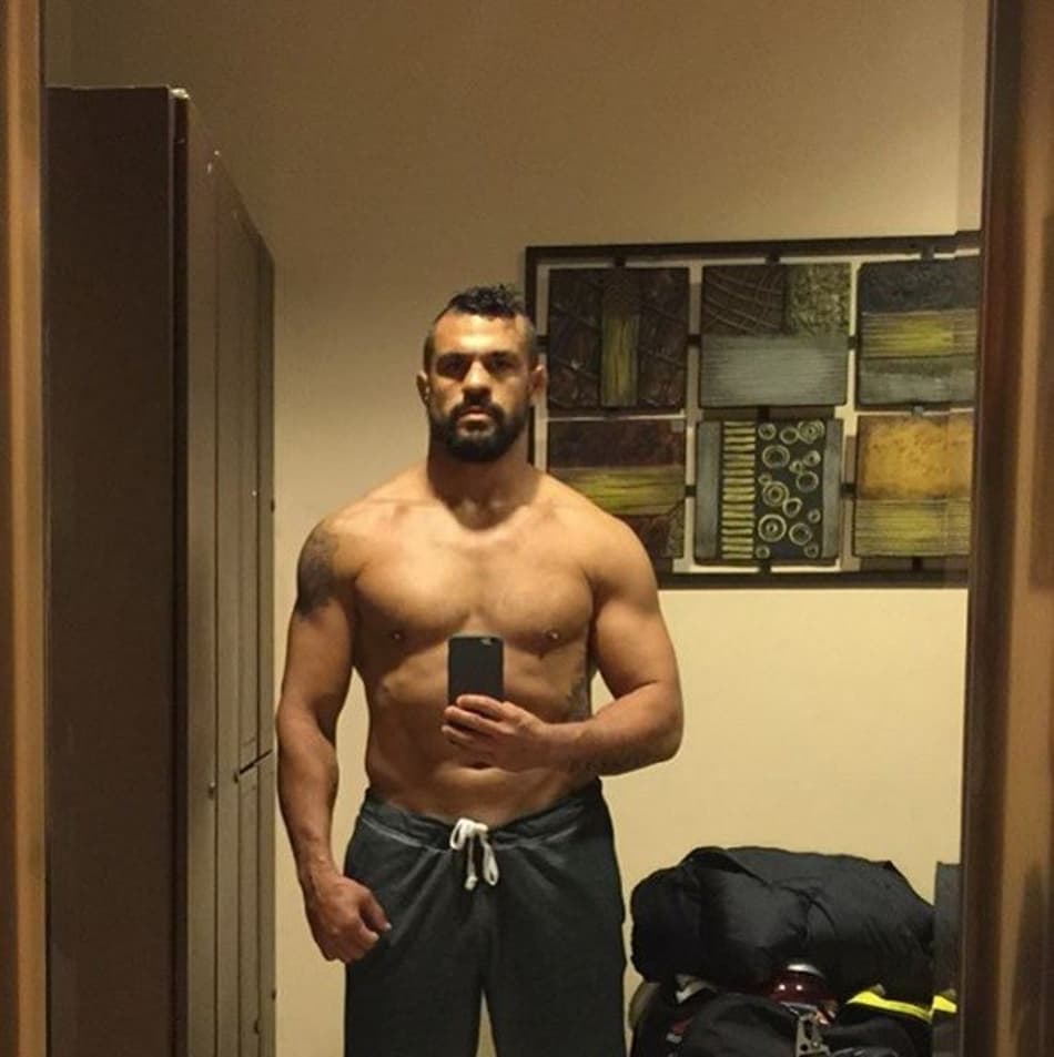 Vitor Belfort rebate críticas a seu físico e publica foto sem camisa