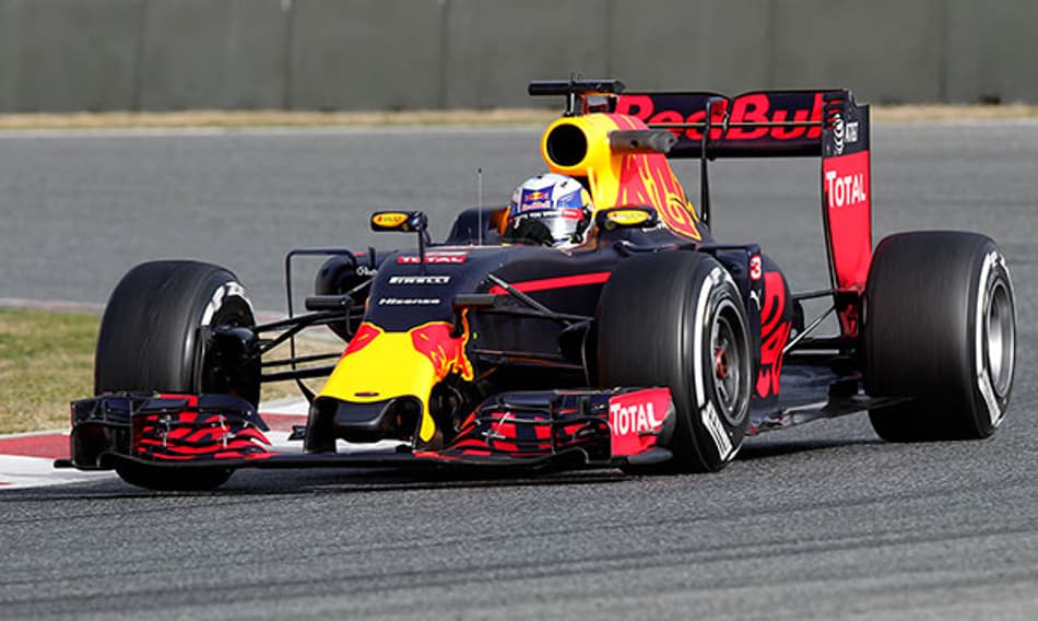 Daniel Ricciardo admite estar distante da Mercedes