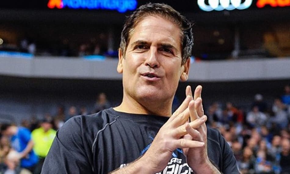 Dono do Mavericks protesta contra “erro” da arbitragem a favor do Warriors
