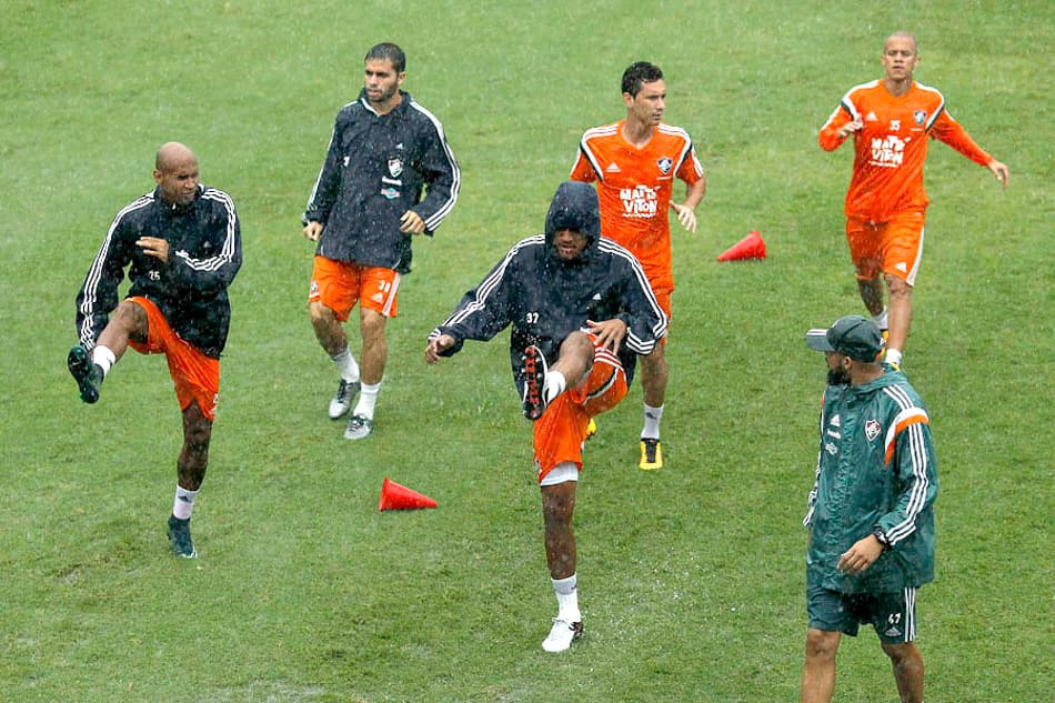 Debaixo de temporal, Marcão esboça o time que enfrenta o Friburguense