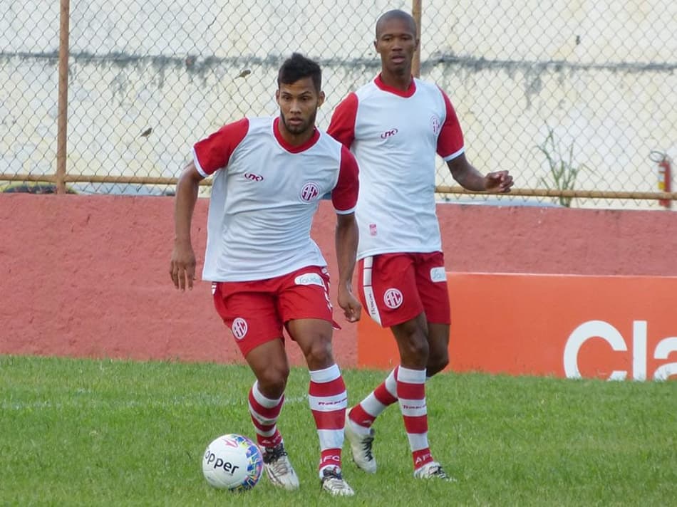 Muniz dedica vitória contra a Lusa aos torcedores do América