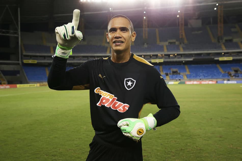 Goleiro ex-Bota se emociona ao jogar PES 2017 consigo pela Champions