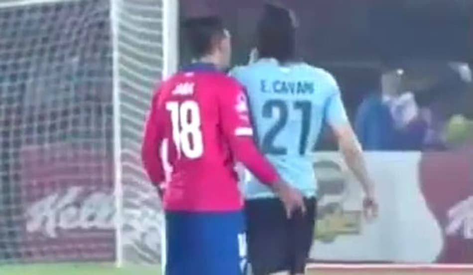 Zagueiro chileno envolvido em polêmica com Cavani pode jogar no Peñarol