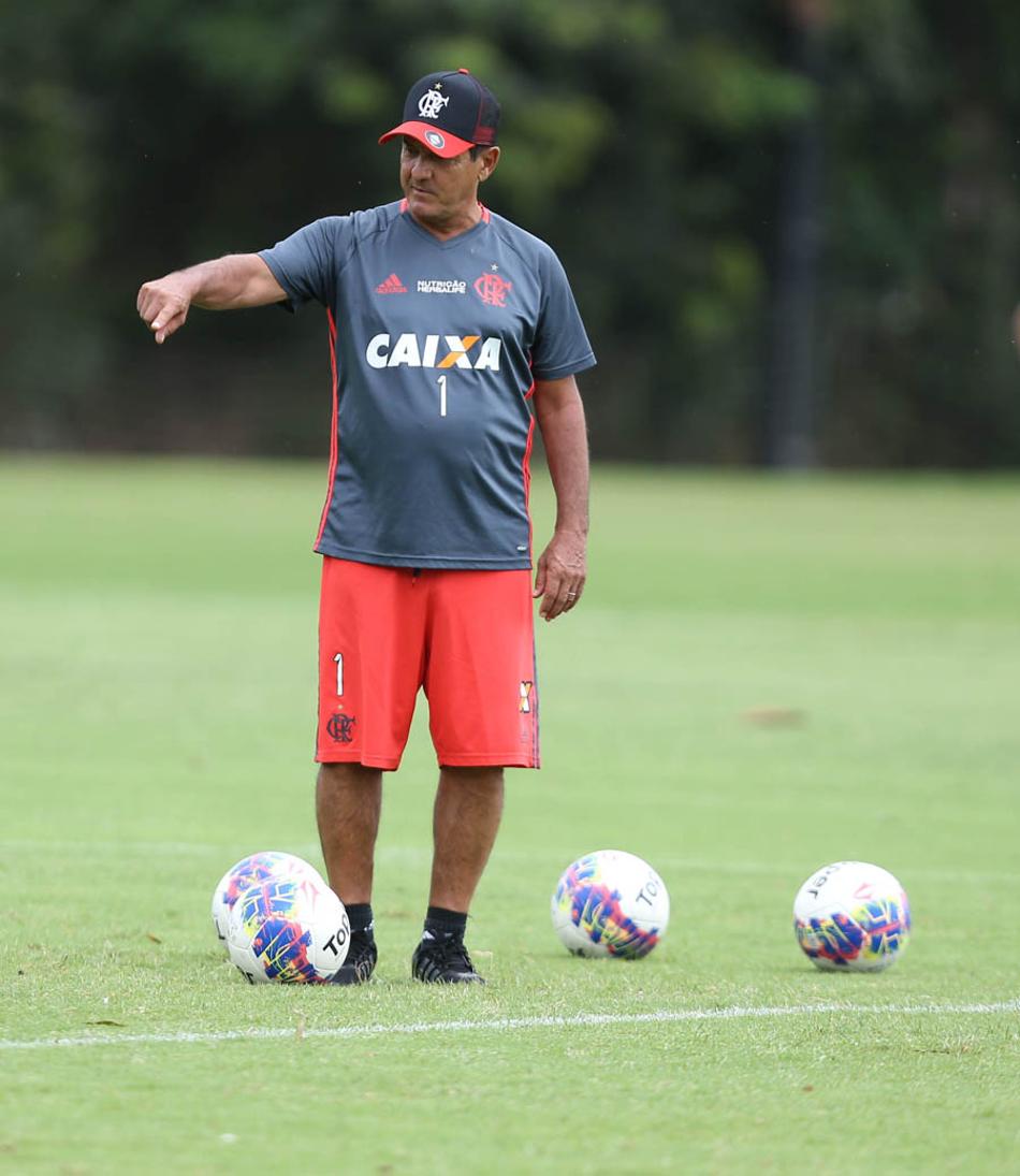 Curtiu! Muricy aprova desempenho de atletas em treino de ataque contra defesa